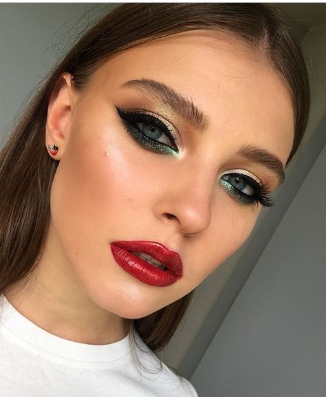 Makeup Verde, Lovely Makeup, Makeup Recipes, Be Legendary, Gold Eye Makeup, Holiday Makeup Looks, Celebrity Makeup Looks, Casual Makeup, Red Lip Makeup