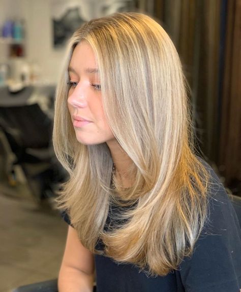 Hair Styles For Short To Medium Hair, Quiet Luxury Blonde Hair, Mid Length Blonde Haircuts, Blonde Hair Cuts Medium Layered, Light Layered Hair Medium, Straight Hair Balayage Blonde, Blonde Highlights Dirty Blonde Hair, Dirty Blonde Layered Hair, Dark Blonde Mid Length Hair