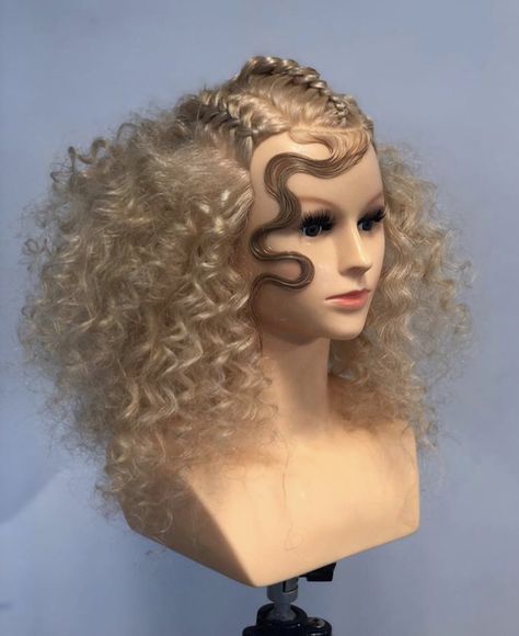 Avangard Hair Hairstyles, Extravagant Hairstyles, Beauty School Cosmetology, Long Hair Designs, Avant Grade, High Fashion Hair, Avant Garde Hair, Hair Projects, Couture Hairstyles