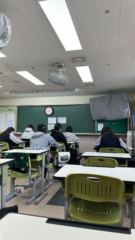 Japanese Highschool, Korean University, Korean Vibes, Glass Wallpaper, Chinese School, Yonsei University, Korean School, School Pics, Aesthetic Japanese