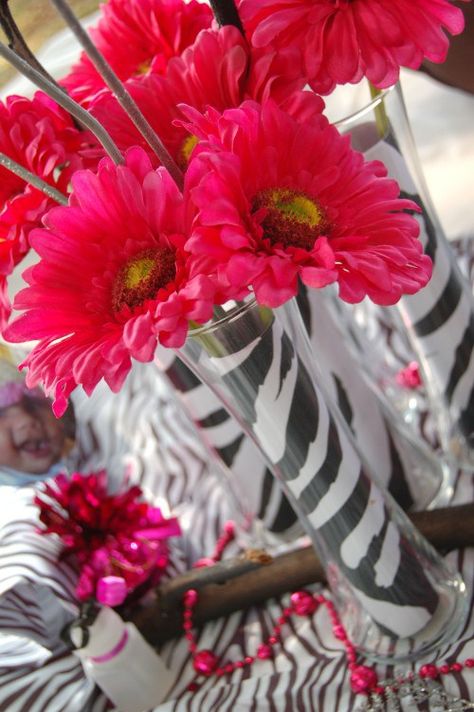 DSC_1251 Zebra Centerpieces & Table Decorations Zebra Centerpieces, Zebra Birthday, Zebra Party, Tafel Decor, Clear Vases, Clear Vase, Vintage Party, Pink Vintage, Fake Flowers