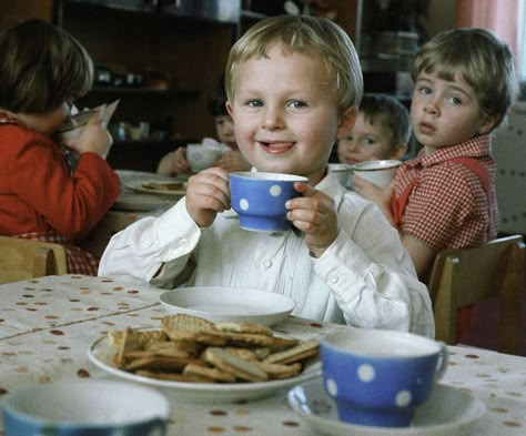 Soviet Childhood, 5 O Clock Tea, Childhood Memories 90s, Russian Culture, Under The Shadow, 5 O Clock, Food History, Retro Photo, Old Photographs