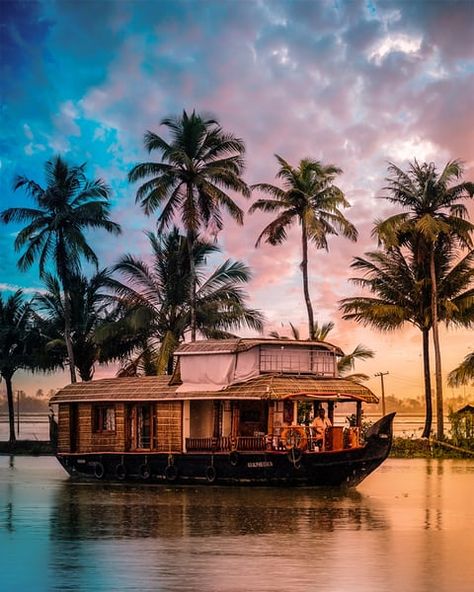 Backwaters houseboat cruise. Houseboat on the water at sunset. The Kerala backwaters are a chain of brackish lagoons and lakes parallel to the Arabian Sea coast. The network includes five large lakes linked by canals, both manmade and natural, fed by 38 rivers, and extending virtually half the length of Kerala state. Kerala Aesthetic, Kerala Culture, House Boat Kerala, Tropical Places, Kerala Backwaters, Kerala Travel, India Travel Places, Amazing India, Pictorial Maps