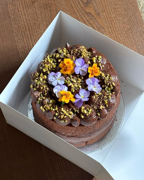 choc cake I made recently which is completely plant based :) it was surprisingly similar to a classic cake after a few tries, I added bit… | Instagram Aesthetic Chocolate Cake, Choc Ganache, 26 Birthday, Edible Flowers Cake, Choc Cake, 20 Birthday, Chocolate Cake Decoration, Mini Cakes Birthday, Pretty Dessert