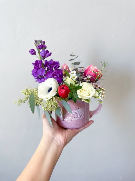 Dainty floral arrangement in a pink Posy Blue campire mug. Perfect gift for teachers and coffee lovers. Coffee Mug Arrangements, Coffee Cup Floral Arrangements, Flowers In Mug, Coffee Mug Floral Arrangement, Coffee Cup Flower Arrangements, Coffee Mug Flower Arrangement, Mother’s Day Arrangements, Coffee And Flowers Gift, Mug Flower Arrangements