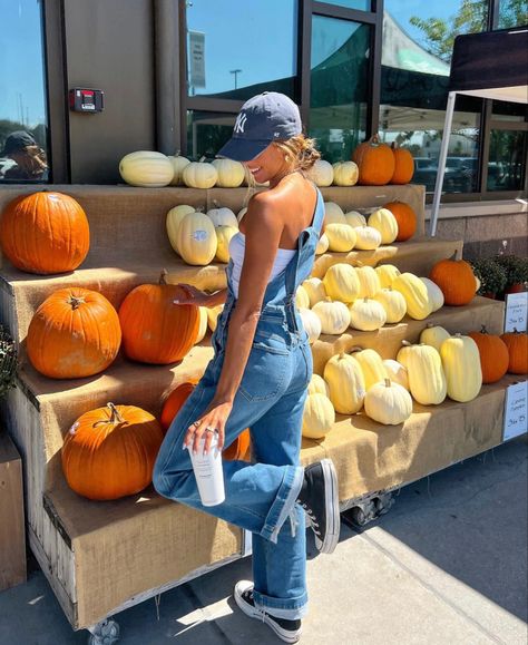 Overalls Outfit Ideas, Gilmore Girls Fashion, Cute Pose Ideas, Pumpkin Patch Photoshoot, Aesthetic Overalls, Pumpkin Stand, Aesthetic Overalls Outfit, Mary Margaret, Overalls For Women