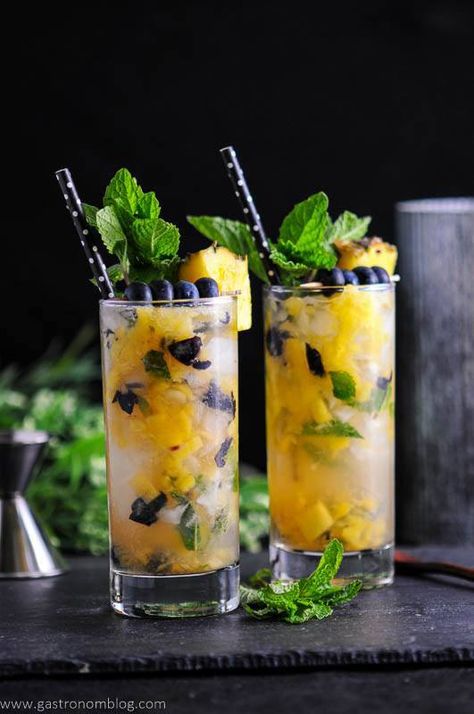 Whether you're making them in a pitcher, or one for yourself, these refreshing mojito recipes are so easy! From classic and traditional with mint and lime to flavors like strawberry, blueberry, mango and even coconut, your summer won't be complete without these recipes! #refreshingmojitorecipes #mojitorecipes #summercocktails #easysummerdrinks #gogogogourmet Resep Mojito, Martini Expresso, Pineapple Mojito, Mint Simple Syrup, Coctails Recipes, Simple Syrup Recipes, Mojito Cocktail, Mojito Recipe, Cocktails Bar