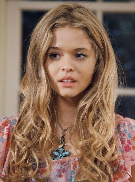 Pll Hair, Desired Beauty, Alison Pretty Little Liars, Pretty Little Liars Characters, Euphoria Clothing, Petite Style Outfits, Blonde Celebrities, Alison Dilaurentis, Sasha Pieterse