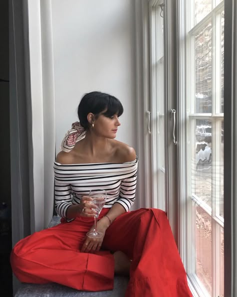 Red Trousers Outfit, Red Top Outfit, Outfits For The Cold, Spring Outfit Idea, Italian Girl, Trousers Outfit, Red Trousers, Red Outfits, Trouser Outfit