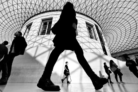 Pov Photography, Minimal Fashion Photography, Shadow Architecture, Wide Angle Photography, Angle Photography, Street Portrait, Black N White Images, City Photography, Street Photo