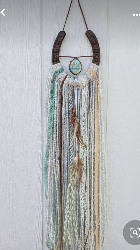 Horse Craft Ideas, Western Macrame, Horseshoe Dreamcatcher, Western Diy, Diy Western, Hippie Crafts, Horseshoe Crafts Projects, Western Crafts, Boho Crafts Diy