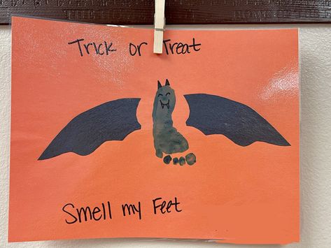 Halloween Toddler Art, Halloween Bats Crafts, Baby Footprint Art, Newborn Art, Kids Fall Crafts, October Crafts, Halloween Arts And Crafts, Toddler Arts And Crafts