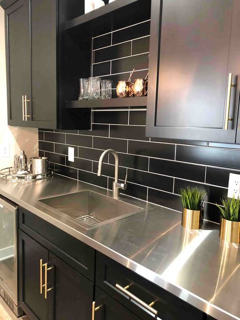 Subway Tile Ideas - Black subway tile in a basement bar Subway Tile Ideas, Black Home Interior, Black Subway Tile, Black Tiles Kitchen, Tile Bar, Hardwood Kitchen, Black Subway Tiles, Subway Tile Backsplash Kitchen, Walls Decor