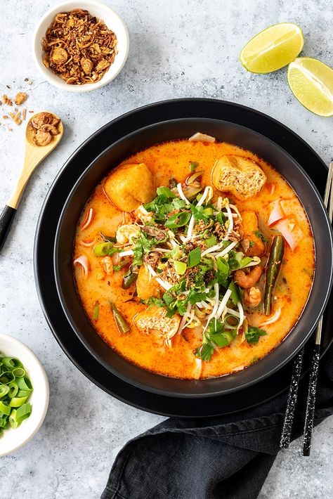 Laksa is a popular Malaysian coconut noodle soup that's packed full of flavour. This version features prawns (though you can easily swap for chicken) and isn’t too spicy. Coconut Noodle Soup, International Soups, Laksa Recipe, Laksa Soup, Smoothie Coconut, Bowl Desserts, Sailing Logo, Curry Laksa, Raw Prawns