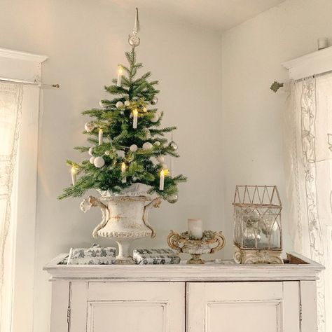 French Farmhouse Decorating, French Christmas Decor, French Country Christmas, French Christmas, Christmas Decor Inspiration, Swedish Christmas, Cottage Christmas, Christmas Interiors, White Christmas Decor