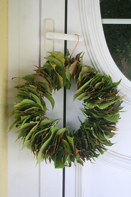 Leaf Wreath, all you need is a wire hanger and leaves from your yard. Directions on site are going through Google Translate and may be a bit odd. Christmas Crown, Outside Fall Decor, Christmas Decorations Wreaths, Noel Diy, Wreath Decoration, Minimalist Christmas, Rustic Wreath, Leaf Wreath, Deco Floral