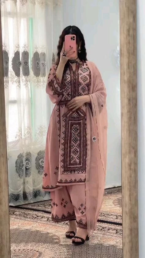 Sindhi Dress, Simple Dress Casual, Afghani Clothes, Balochi Dress, Pakistani Fashion Casual, Stylish Short Dresses, Desi Fashion Casual, Afghan Clothes, Pakistani Fancy Dresses