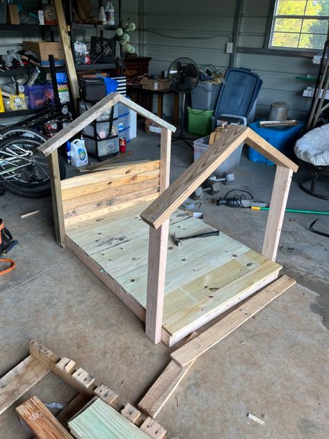 Diy Wood Dog House, Build A Dog House Diy, Insulated Dog House Diy, Diy Dog House Outdoor, Homemade Dog House, Big Dog House, Outside Dog Houses, Pallet Dog House, Build A Dog House