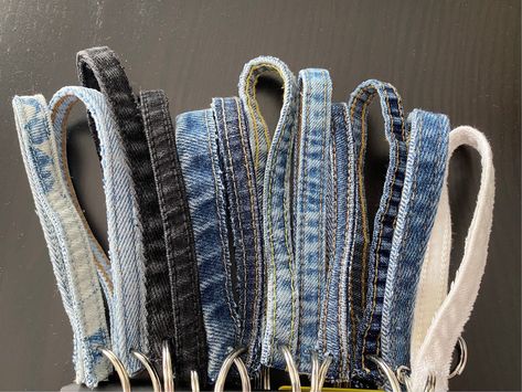 Versatile denim wristlets in multiple colors with contrasting #Couture #Patchwork #Denim_Wristlet #Denim_Crafts_Diy Jean Upcycle, Upcycled Denim Diy, Blue Jean Crafts, Jeans Projects, Artisanats Denim, Jean Projects, Repurposed Jeans, Denim Wristlet, Jeans Recycle