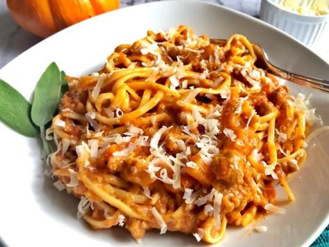 Pumpkin Bolognese - Rachel B The RD Pumpkin Bolognese, Healthy Pasta Recipe, Pasta Bolognese, Bolognese Recipe, Healthy Pasta, Healthy Comfort, Pasta Dinner Recipes, Pasta Sauce Recipes, Comfort Dishes