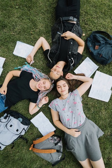 School Photos Aesthetic, Classroom Photoshoot, Classroom Photography, People Studying, Summer Education, Student Photography, People Posing, Student Images, College Photography