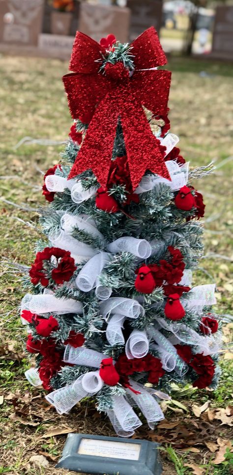 Christmas Tree Cemetery Decorations, Christmas Grave Flowers Vases, Graveside Christmas Decor, Christmas Headstone Ideas, Cemetery Decorations For Christmas, Dollar Tree Grave Decor, Valentines Cemetary Decorations, Floral Arrangements For Cemetery, Diy Cemetary Flowers