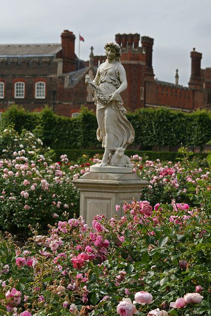 HAMPTON COURT PALACE GARDENS Palace Gardens, Hampton Court Palace Gardens, British Castles, Gardens Of The World, Tudor Era, Palace Garden, Hampton Court Palace, Longwood Gardens, London Eye