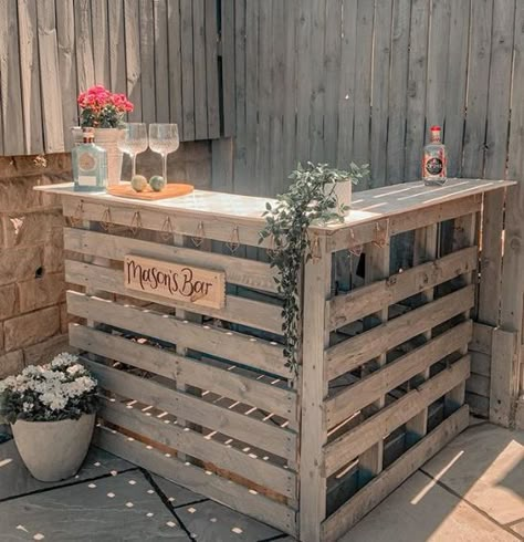 Garden Bar Ideas, Gazebo Backyard, Outdoor Garden Bar, Homemade Bar, Pallet Bar Diy, Diy Outdoor Bar, Outside Bars, Diy Home Bar, Outdoor Patio Bar