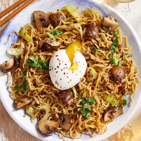 Noodles With Mushrooms, Lent Food, Vegan Spring Recipes, Blue Apron Meals, Traditional Ramen, Mushroom Ramen, Ramen Broth, Blue Apron Recipes, Veggie Dinners