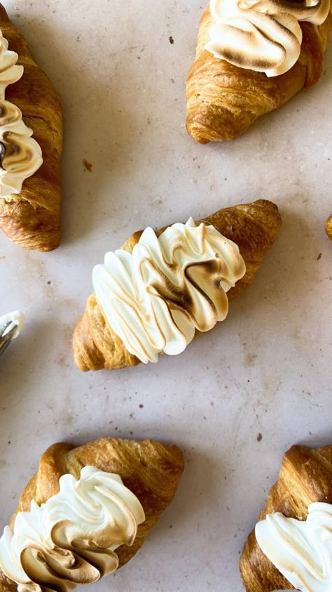 Christmas Croissant Ideas, Filled Crossiant Recipes, Lemon Croissants, Gourmet Croissants, Flavored Croissant Recipe, Cream Filled Croissants, Cream Filled Croissant Recipe, Croissant Filling Ideas, Sweet Croissants