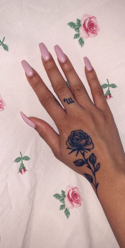 Hand Tattoos Rose, Aquarius Female, Design Quiz, Tattoo Main, Tattoos For Females, Underarm Tattoo, Side Hand Tattoos, Tattoos Rose, Rose Hand Tattoo