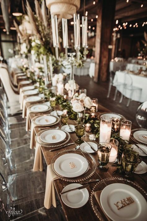 Rustic And Modern Wedding, Weeding Decoration Ideas 2022, Winter Wedding Glam, Wedding Decor Boho Chic, Boho Industrial Wedding Decor, Boho Chic Wedding Table Decor, Moody Romantic Fall Wedding, Winter Glam Wedding, Boho Glam Wedding Decor