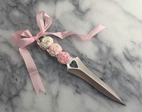 toga himiko bnha aesthetic Knife Aesthetic, Creepy Cute Fashion, Pastel Punk, Magical Girl Aesthetic, Pretty Knives, Yami Kawaii, Bee And Puppycat, Kawaii Accessories, Aesthetic Blue