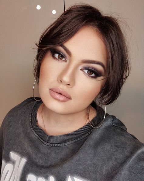 Gunmetal Makeup Look, Gray Dress Makeup Look, Makeup For Grey Dress, Smoky Makeup, Bold Lip Makeup, Grey Smokey Eye, Office Makeup, Nude Lips, Brown Makeup