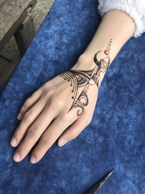 Geometric Mehndi Designs, Henna Tattoo Designs Forearm, Geometric Henna Designs, Henna Geometric, Forearm Henna, Tattoo Designs Henna, Henne Tattoo, Henna Style Tattoos, Jagua Henna