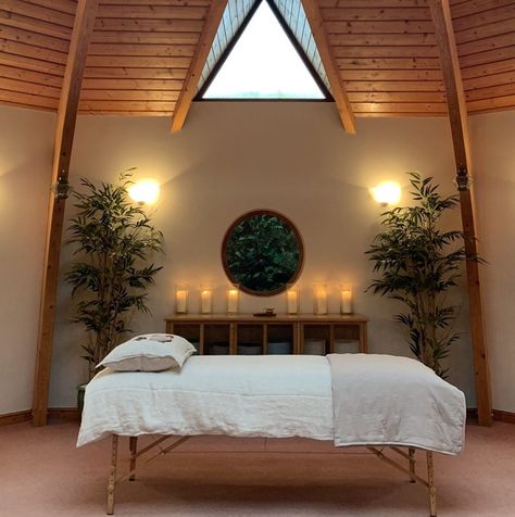 Reiki Space, Reiki Room Decor, Reiki Studio, Reiki Room Ideas, Holistic Clinic, Healing Studio, Spa Room Ideas, Massage Therapy Rooms, Reiki Room