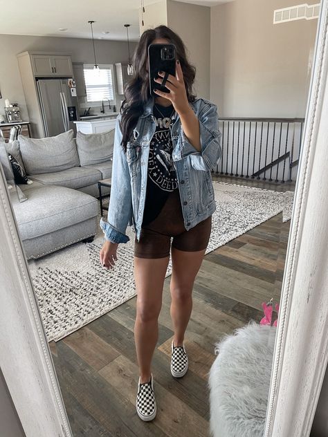 Brown Biker Shorts Outfit, Brown Shorts Outfit, Brown Biker Shorts, Outfit Biker Shorts, Cute Biker Shorts, Biker Shorts Outfits, Outfit Biker, Baseball Mom Outfits, Chic Airport Outfit