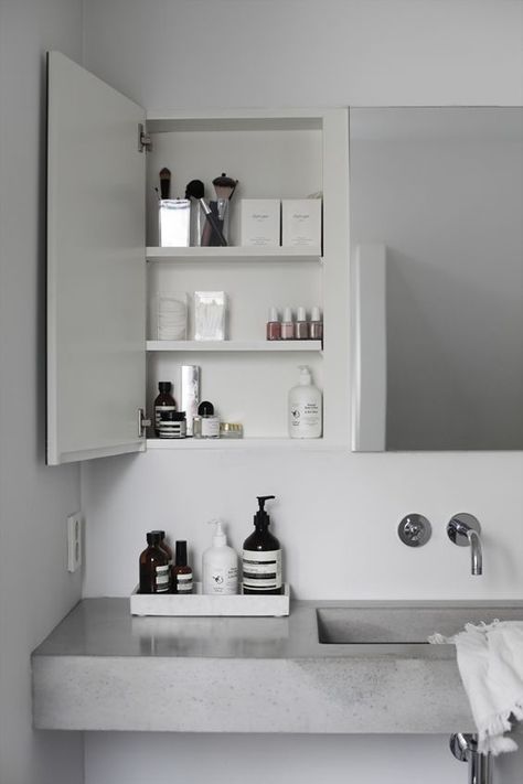 Minimal Bathroom Design, Drømme Bad, Minimal Bathroom, Bathroom Sink Cabinets, Concrete Bathroom, Bad Inspiration, Mirror Bathroom, Bathroom Goals, Storage Mirror