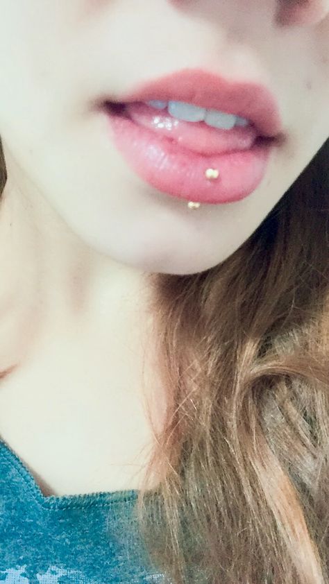 Gold Vertical Labret Piercing, Cute Vertical Labret Jewelry, Verticle Labret Lip Piercing Aesthetic, Gold Vertical Labret, Labret Piercing Aesthetic, Lip Piercing Vertical Labret, Vertical Labret Piercing Aesthetic, Vertical Labret Lip Piercing, Labret Vertical