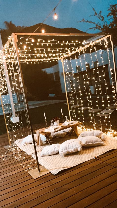 Proposal Decorations Outdoor Night, Date Night Setup Ideas, Indoor Picnic Ideas Romantic Date Night, Late Night Picnic Date, Terrace Date Night Ideas, Patio Date Night Ideas, Tent Date Night Romantic, Indoor Picnic Date Romantic At Home, Indoor Picnic Date Romantic