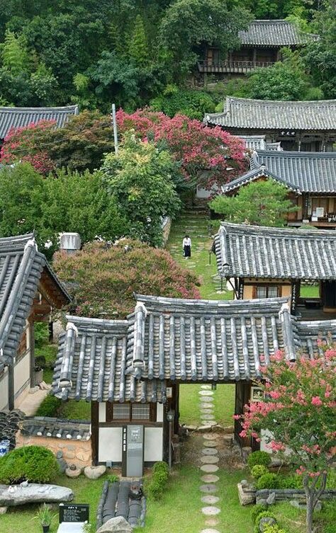 Korea Coolest Hotels, Hanok House, Korean Traditional House, House Garden Landscape, Traditional Korean House, Asian Architecture, Easy Landscaping, Traditional Houses, Traditional Landscape