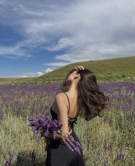 Boss Makeup, Nails Back To School, Lavender Fields Photography, Tarot Horoscope, Field Photoshoot, Astrology Tarot, Photoshoot Pose, Chanel Outfit, Dreamy Photography