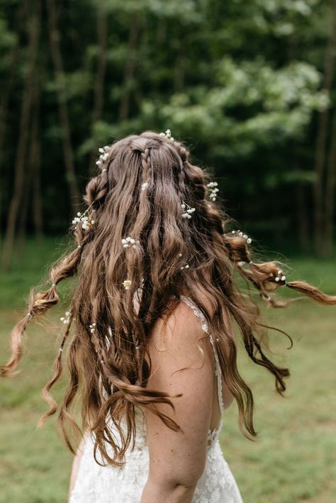 Forest Theme Hairstyles, Crunchy Wedding Dress, Forest Fairy Wedding Hair, Flower Hair Styles, Wild Wedding Hair, Woodland Fairy Wedding Hair, Whimsical Hair Wedding, Woodsy Hairstyles, Fairy Grunge Wedding