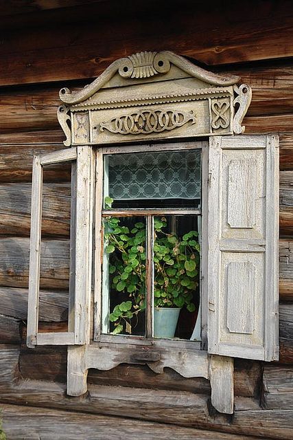 Jendela Vintage, Old Cabin, Wooden Shutters, Little Cabin, Beautiful Windows, Vintage Windows, Garden Windows, Old Windows, Style Deco