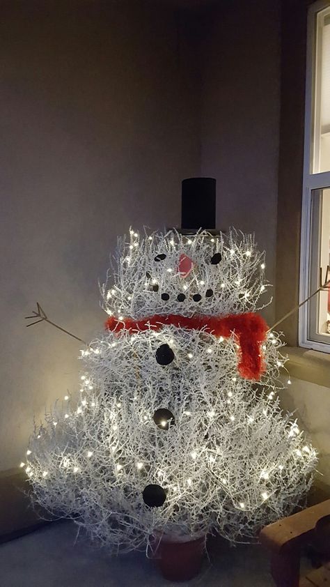 When the wind gives you tumbleweeds, make a snowman. Tumbleweed Snowman, Tumbleweed Decor, Christmas Tree Waffles, Desert Christmas, Mexico Christmas, Xmas 2022, Make A Snowman, Light Ideas, Window Displays