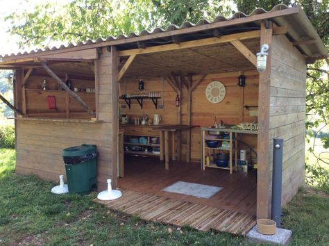 Bbq Shed, Bbq Hut, Rustic Outdoor Kitchens, Outdoor Grill Station, Bar Shed, Outdoor Kitchen Plans, Cool Tree Houses, Backyard Fireplace, Outdoor Buildings