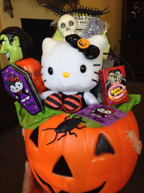 Hello Kitty Halloween Basket, Hello Kitty Boo Basket Ideas, Boo Basket Hello Kitty, Hello Kitty Halloween Party, Hello Kitty Boo Basket, Hello Kitty Spooky, Spooky Hello Kitty, Sanrio Halloween, Halloween Hello Kitty