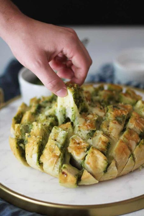 #appetizerrecipes Party Bread, Cheese Pull, Sauce Pesto, White Tray, Party Appetizers Easy, Bread Appetizers, Pesto Sauce, Basil Pesto, Easy Bread