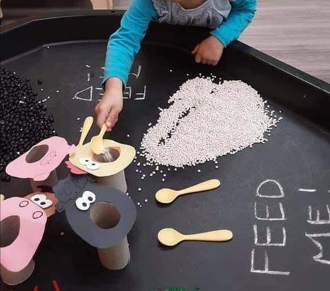 Sen Tuff Tray Ideas, Farmyard Tuff Tray Ideas, Cow Sensory Activities, Farm Tuff Tray Ideas, Baby Room Tuff Tray Ideas, Farm Animal Tuff Tray, Dear Zoo Activities Eyfs Tuff Tray, Send Activities, Tuff Table