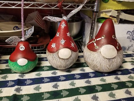 Gnomes on gourds, acrylics by tiojav 2020 Gourds Painted Like Gnomes, Gnome Gourd Painting, Painting Santa Faces, Mini Gourd Christmas Ornaments, Grinch Painted Gourds, Turkey Gourds Painted, Small Gourds Crafts Ideas, Painting Gourds Ideas Diy, Mini Gourds Crafts